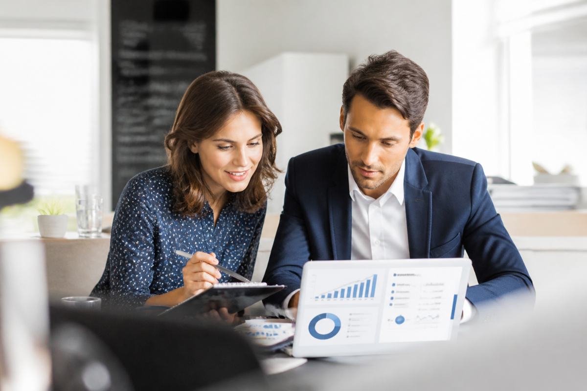 Agencia de marketing analizando resultados de SEO en marca blanca